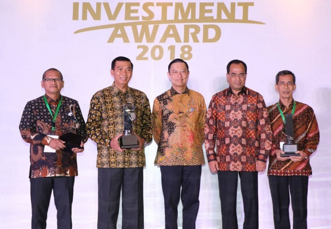 1532920778-RiauBertuah co-Walikota Pekanbaru, Firdaus (dua dari kiri) menerima penghargaan Investment Award dari BKPM RI 