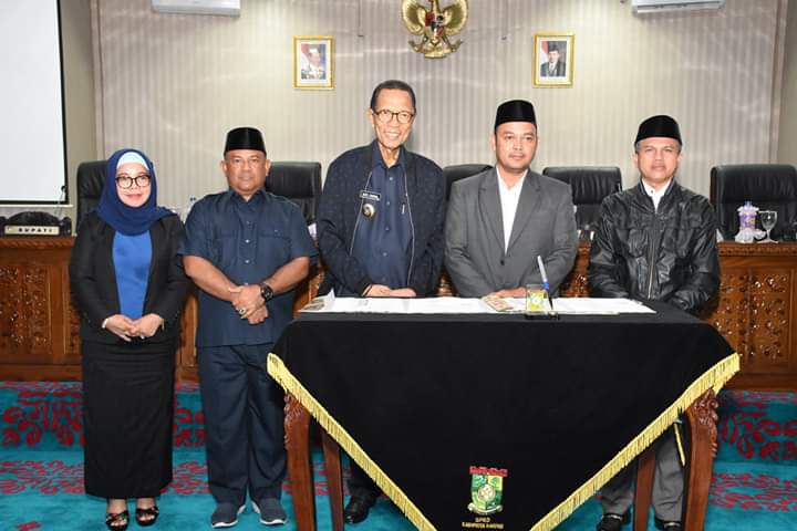 1542094048-RiauBertuah co-Foto Bersama Pimpinan Paripurna dengan Bupati Kampar