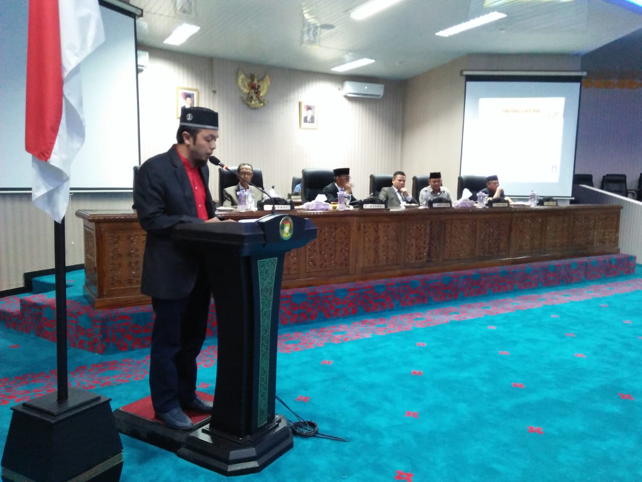 1543303367-RiauBertuah co-Zulfan azmi, Juru Bicara Badan anggaran Saat Menyapaikan Laporan