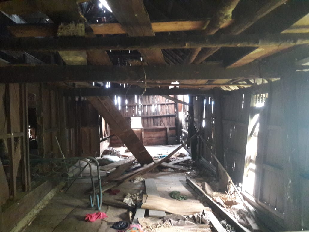 1548993711-RiauBertuah co-Ruangan belakang, rumah panjang tampak berantakan dan dinding yang sudah tak utuh