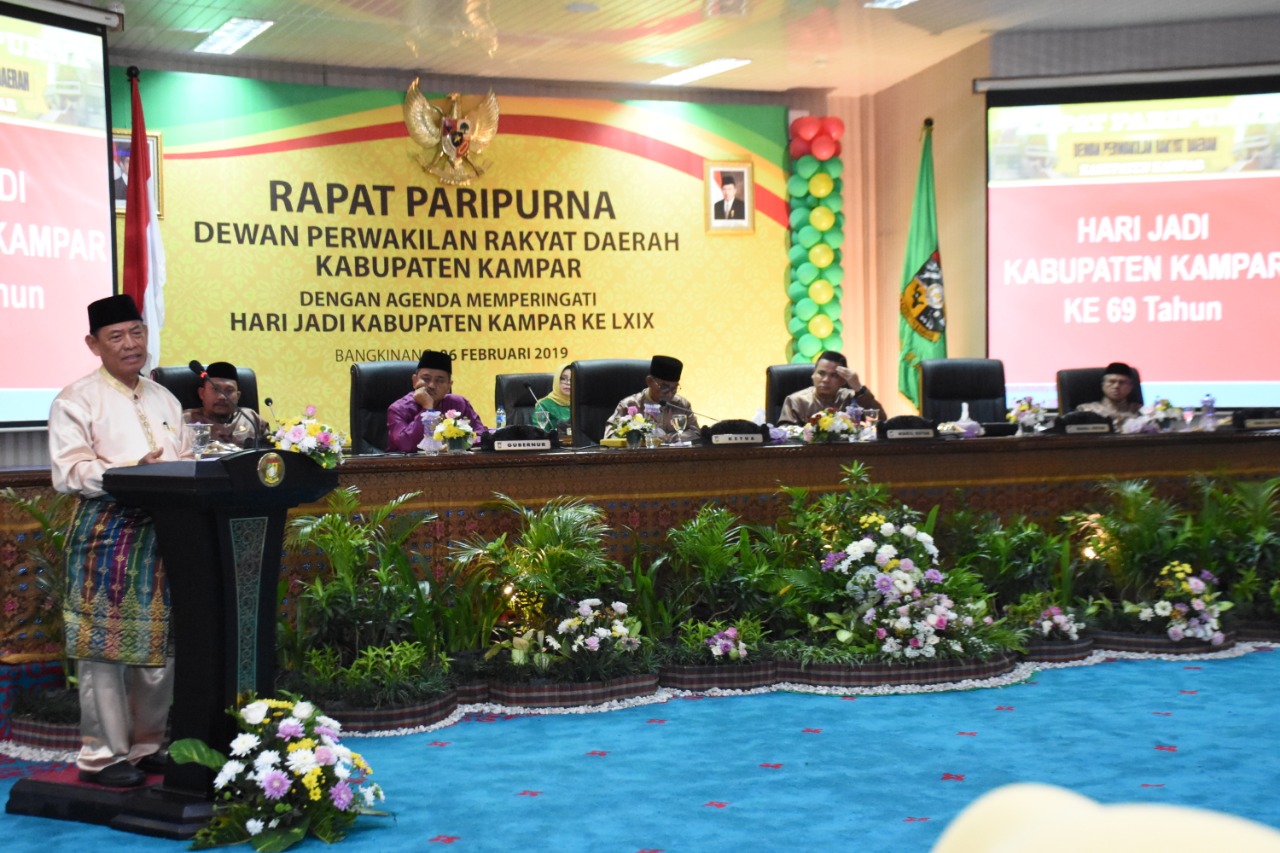 1549508359-RiauBertuah co-Mantan Gubernur Riau Saleh jasid Saat memberikan Sambutan di Rapat Pariprna HUT Kampar