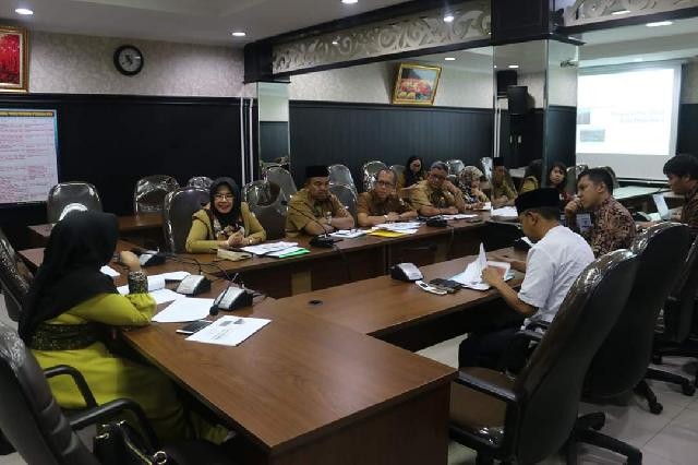 1564803715-RiauBertuah co-Asisten II Setdako Pekanbaru - El Sabrina sampaikan laporan ke ketua Ketua Pansus Ranperda Penyediaan Sistim Air Minum