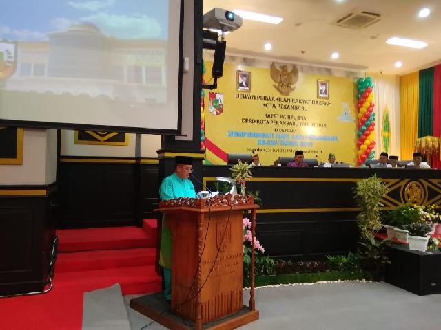 1564806425-RiauBertuah co-Gubernur Riau diwakili Asisten I Bidang Pemerintah Setdaprov Riau, Ahmadsyah Harrofie berikan sambutan dalam siding paripurna HUT Kota Pekanbaru Ke-235